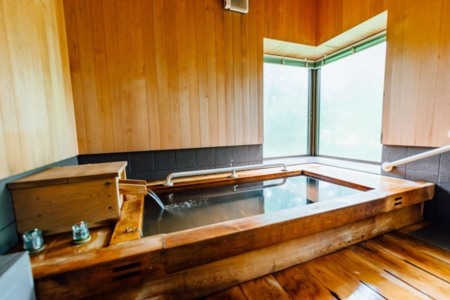 浴室（温泉）は檜の浴槽と青森ヒバの壁