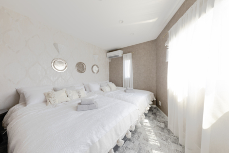 白を基調としたバスルーム付きベッドルーム