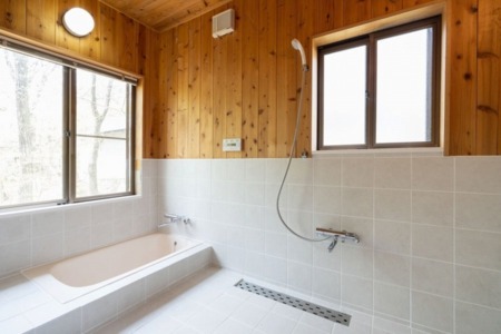 木の温かみと白を基調とした浴室