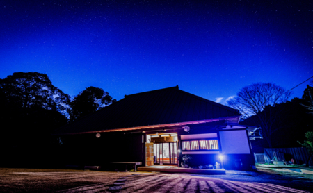 母屋外観（夜）