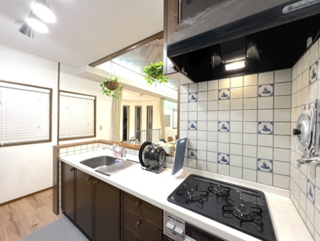 キッチンはガス口が３つあり、複数の料理を