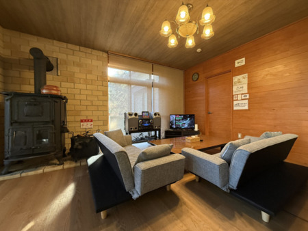 暖炉とカラオケが楽しめます