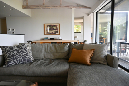 開放的なリビングでゆっくり流れる時間を