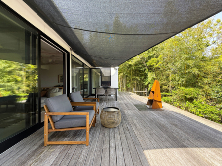 開放感のあるテラスで喧騒を忘れて