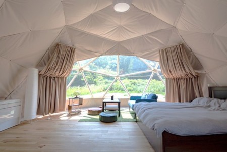 古民家裏手にあるドームテント