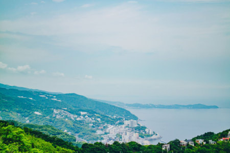 熱海の街と海を臨む