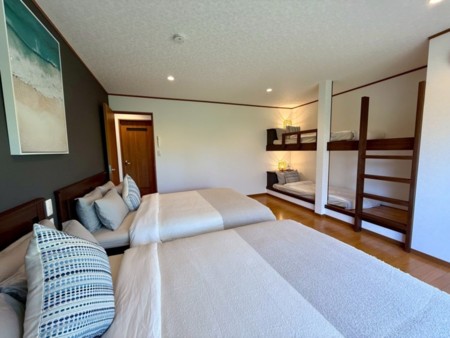 1階洋室ダブルベッド２台+二段ベッド1台