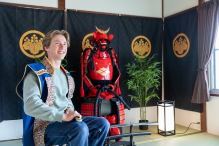 陣羽織と刀で写真撮影も○