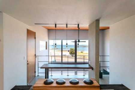 海を眺めるカウンター