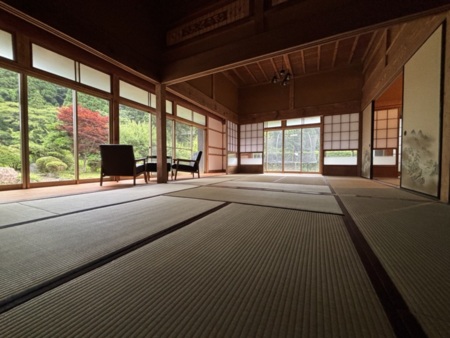 大広間から眺める日本庭園