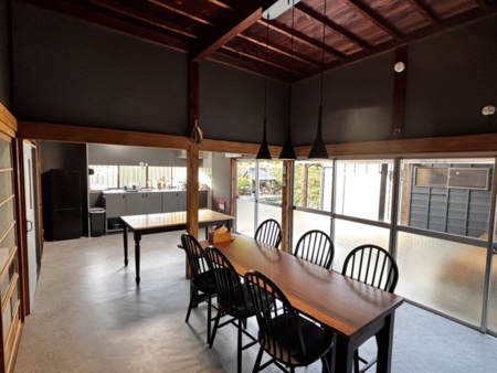 ワインセラーにコーヒーミル、音楽と共に