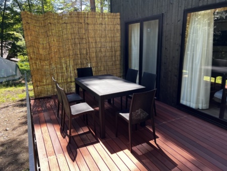 ウッドデッキにテーブルがあります