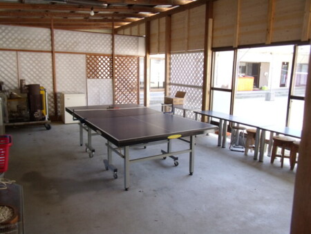 中庭横に卓球台も。ご自由にお使いください