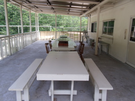 屋根付きBBQコーナーで雨天でも安心